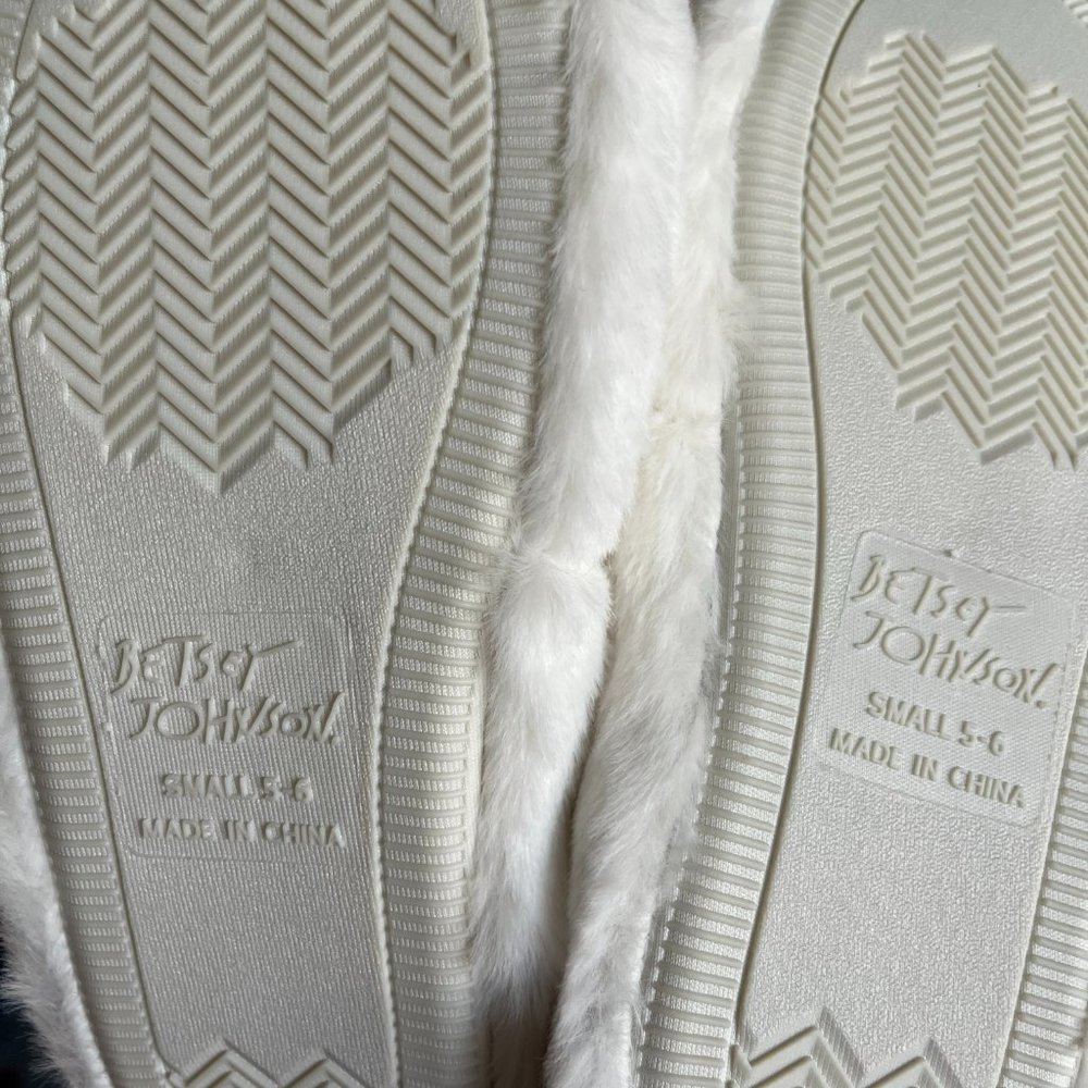 NWT BETSEY JOHNSON WHITE WITH PINK HEART SLIPPERS - Picture 4 of 5